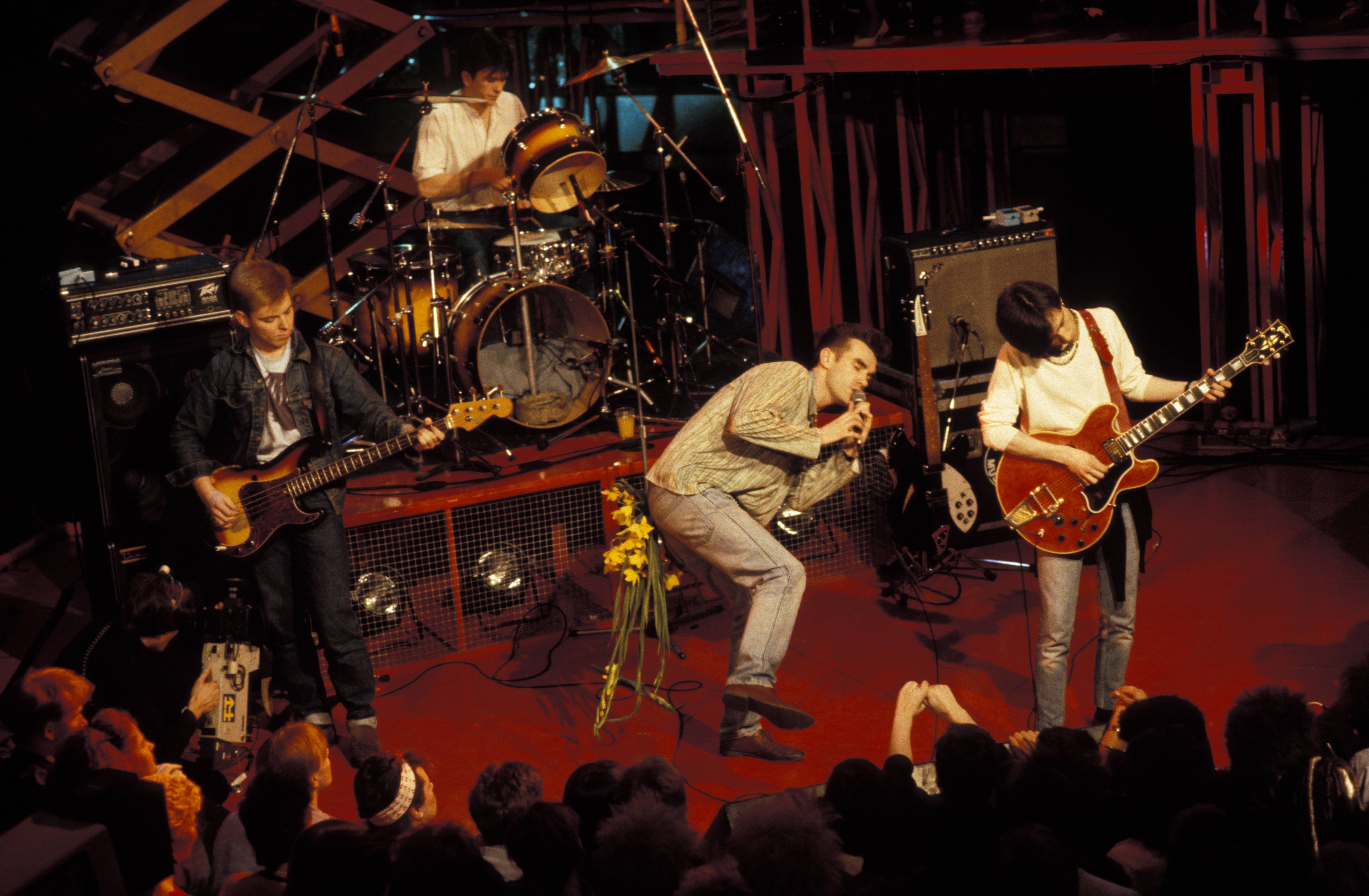 Los miembros de The Smiths, de izquierda a derecha: Andy Rourke, Mike Joyce (batería), Morrissey y Johnny Marr, en un concierto a mediados de los ochenta.