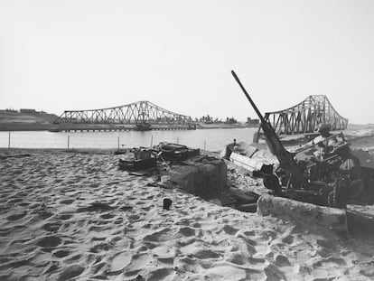 Dos soldados junto al canal de Suez durante la Guerra de los Seis Días (1967).