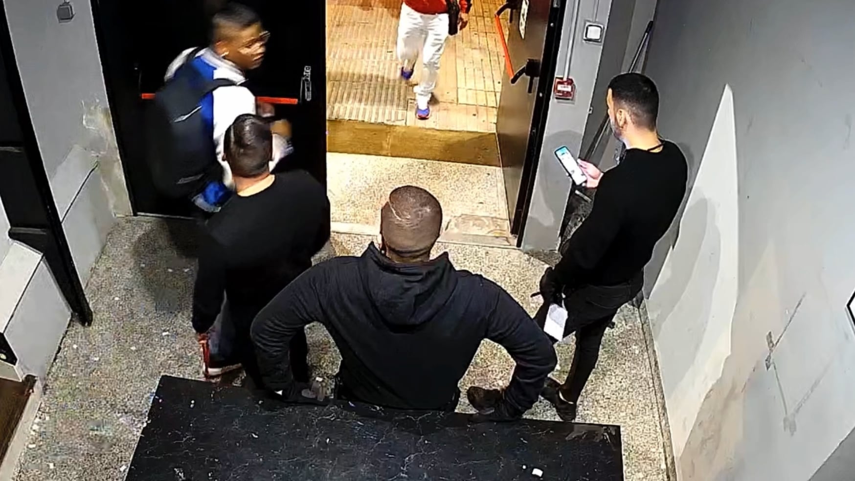 Última imagen de Sailer Huraldo con vida, al abandonar la discoteca de Fuenlabrada, con chaqueta azul y mochila.