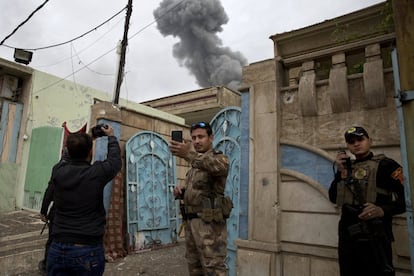 Miembros de las fuerzas especiales iraquíes se sacan un selfi durante un ataque aéreo, al oeste de Mosul (Irak).