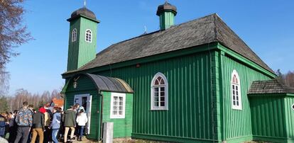 Unos estudiantes visitan la mezquita de Kruszyniany, un pueblo al noreste de Polonia donde residen tártaros musulmanes desde el siglo XVII.