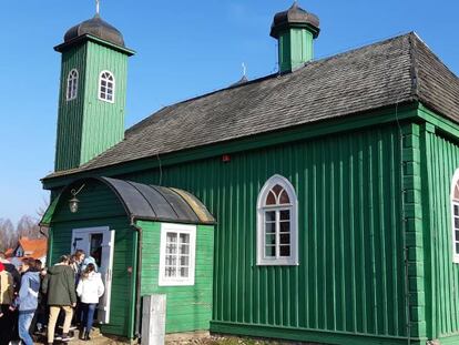 Unos estudiantes visitan la mezquita de Kruszyniany, un pueblo al noreste de Polonia donde residen tártaros musulmanes desde el siglo XVII.