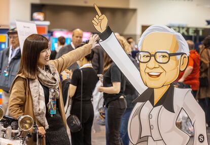 Una caricatura de Warren Buffett, en la feria que organiza Berkshire Hathaway con motivo de su junta de accionistas en Omaha (Nebraska).