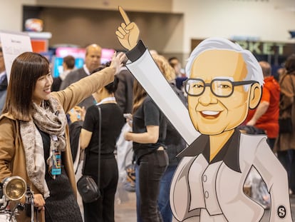 Una caricatura de Warren Buffett, en la feria que organiza Berkshire Hathaway con motivo de su junta de accionistas en Omaha (Nebraska).