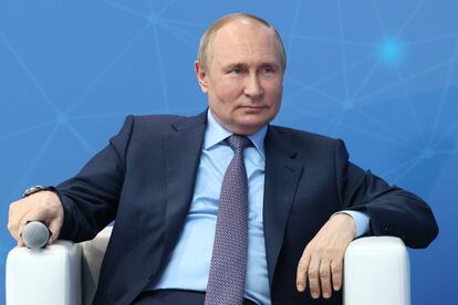Vladímir Putin durante un encuentro con jóvenes emprendedores en Moscú el 9 de junio.