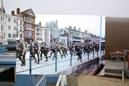 Tropas norte-americanos em Weymouth, Inglaterra, se dirigem para as lanchas com as quais desembarcarão em Omaha algumas horas depois.