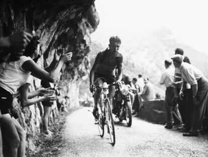 Bahamontes, en una etapa de montaña en el Tour en 1954.