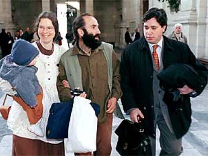 Michel Ginhoux (en el centro), junto a su esposa y su hija. A la derecha, el abogado de la pareja.