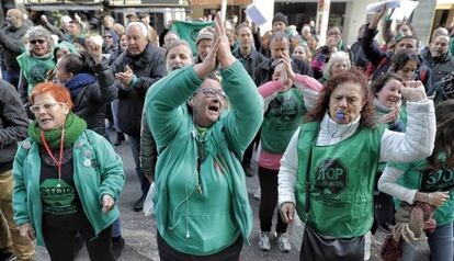 Miembros de la Plataforma de Afectados por las Hipotecas protestan en Barcelona en febrero de 2018.