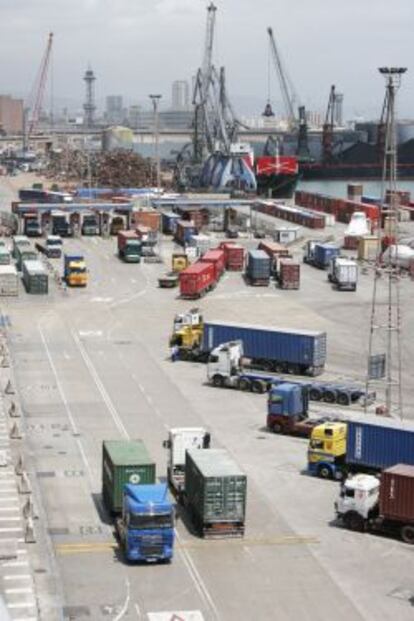 Muelle del puerto de Barcelona con tráfico de camiones.