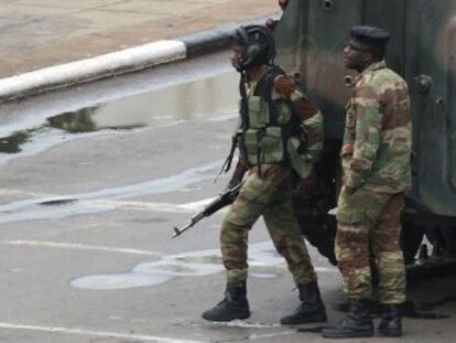 Los militares afirman que el presidente Mugabe, de 93 años, está a salvo y niegan que se trate de un golpe de Estado