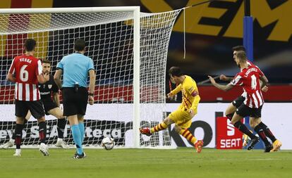 Lionel Messi marca el tercer gol para Barça en la final de Copa del Rey en Sevilla.