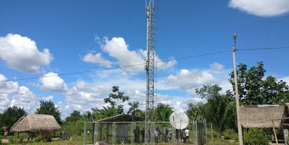 Antenas de telecomunicaciones en una zona rurak de Perú.