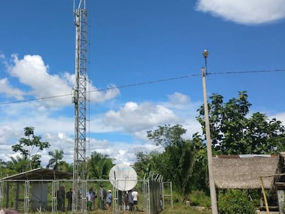 Antenas de telecomunicaciones en una zona rurak de Perú.