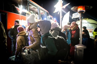 Los autobuses siguen saliendo cargados de gente que, una vez que lleguen a la estación de Przemysl, puede dormir allí o esperar un tren o autobús para Varsovia o algún otro lugar de Europa. En la imagen, un niño aguarda para saber si podrá subirse a uno de esos autocares.