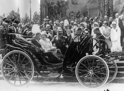 Inauguración de la Exposición Iberoamericana en Sevilla en 1928. La pareja real, Alfonso XIII y Victoria Eugenia, hablando con el General Miguel Primo de Rivera.
