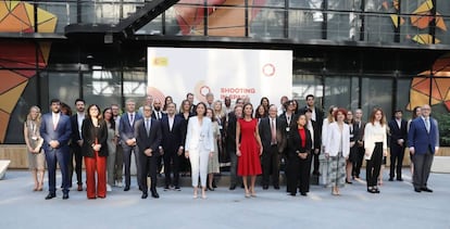 La reina Leticia y la ministra Reyes Maroto con los ejecutivos de las grandes empresas audiovisuales de EE UU, en Madrid.