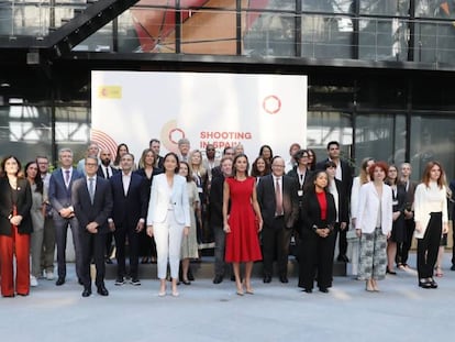 La reina Leticia y la ministra Reyes Maroto con los ejecutivos de las grandes empresas audiovisuales de EE UU, en Madrid.