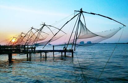 Las icónicas redes de pesca chinas de Fort Cochin al atardecer.