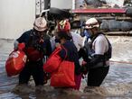 Una mujer es auxiliada por la Cruz Roja Méxicana debido a la orden de evacuación en la zona centro de Tula. La presa Danxhó ubicada en Jilotepec, Estado de México, está evacuando un excedente de agua el cual se dirigirá al río Tula, ante la posibilidad de precipitaciones en la Ciudad de México y el Valle de México, esto representa riesgo de inundación.