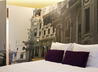 Habitación del hotel Radisson Blu en Madrid, interiorismo sobrio y chic de Isabel López y Sandra Tarruella.