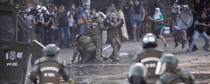 Manifestantes en Santiago de Chile se enfrentan a la policía a mediados de diciembre.