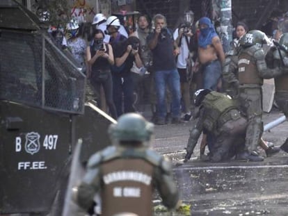 Manifestantes en Santiago de Chile se enfrentan a la policía a mediados de diciembre.