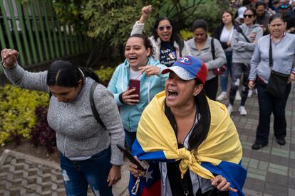 Venezolanos hacen fila para votar durante la jornada de elecciones primarias para escoger el candidato de la oposición en Venezuela que se va a enfrentar en las presidenciales a Nicolás Maduro, en Corferias, Bogotá, el 22 de Octubre del 2023.