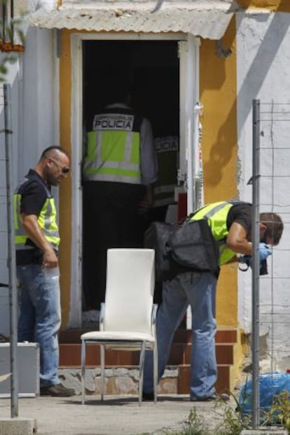 Forensic police examine the home where a seven-year-old was killed in Seville&#039;s Tres Mil Viviendas neighborhood.