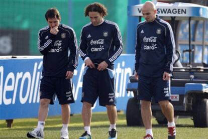 Messi camina junto a Milito y Cambiasso.