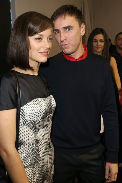 El diseñador Raf Simons, de 44 años, junto a Marion Cotillard tras el desfile. La actriz francesa presta su imagen a la marca junto a otras intérpretes como Natalie Portman, Charlize Theron o Jennifer Lawrence, que recogió un premio Oscar con un traje de Dior el pasado domingo.