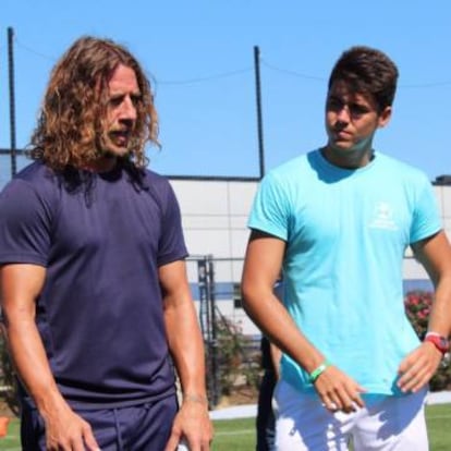 Carlos Cuesta en un encuentro con Carles Puyol, exjugador del Barcelona.