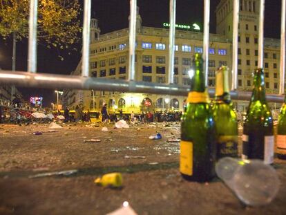 Estat de la plaça de Catalunya, després d'una celebració espontània de Cap d'Any.