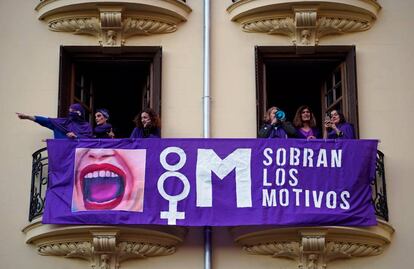Decenas de mujeres asesinadas en episodios de violencia de género, discriminación laboral y salarial... "Sobran los motivos" para movilizarse por la igualdad, como reza el lema de esta pancarta en una calle de Madrid durante la manifestación del 8M.