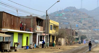 Los 65.000 habitantes de Cajamarquilla, Nievería y Cerro Camote forman parte del millón de personas de la capital de Perú que carece de agua potable. En esta situación están tres millones en todo el país.
