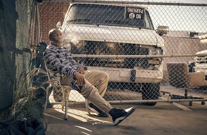 Mike Tyson descansa en el patio trasero de sus vecinos con chaqueta ‘bomber’ y pantalón Dolce & Gabbana y zapatillas Adidas.