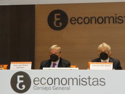 Agustín Fernández, presidente del REAF; Juan José Rubio, catedrático de Hacienda de la UCLM; Valentín Pich, presidente del CGE; y Carmen Jover, vocal del Consejo del REAF-CGE. 