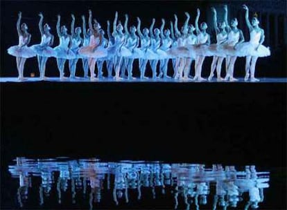 Ensayo general de <i>El lago de los cisnes</i> en el estanque del Retiro.