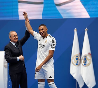 Florentino Pérez, presidente del Real Madrid, levanta la mano de la nueva estrella blanca. 