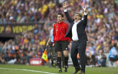 Martino faz uma reclamação durante a partida.