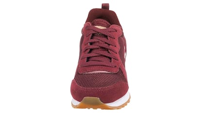 Skechers para mujer sobre fondo blanco.