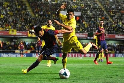 Pedro y Aquino luchan por el balón.