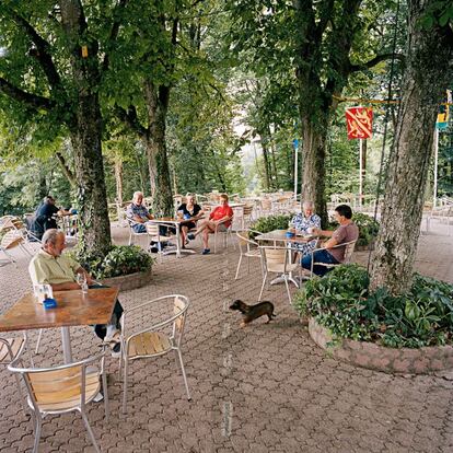 La terraza del restaurante Waldheim, en Busingen. Allí se puede elegir país para comer (o para pagar).