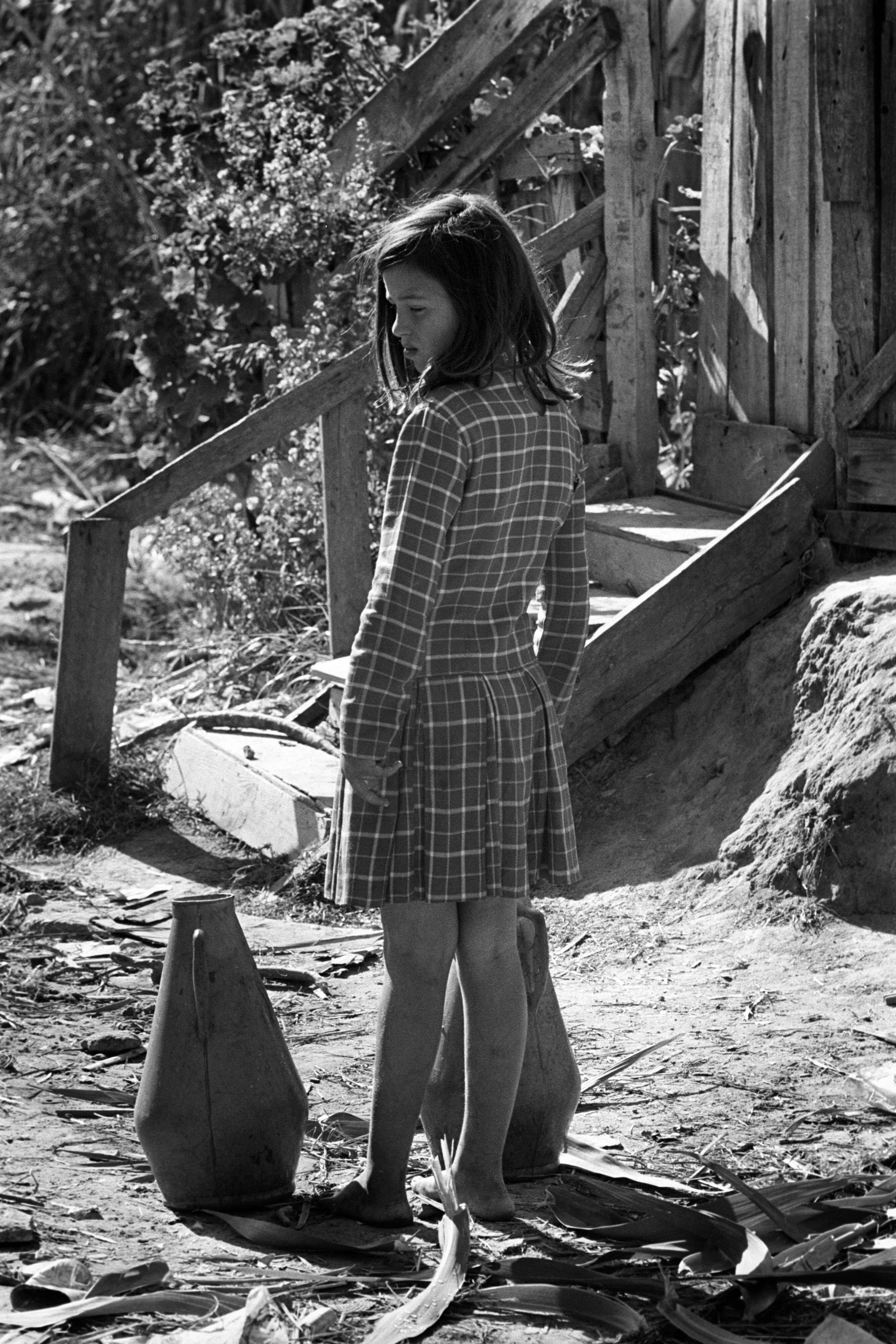 Una muchacha recoge agua en el barrio de chabolas de Curraleira, en la capital portuguesa.