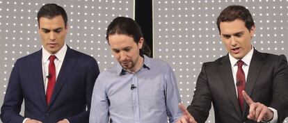 El líder del PSOE, y presidente del Gobierno, Pedro Sánchez (izquierda); el de Podemos, Pablo Iglesias (centro), y el de Cs, Albert Rivera (izquierda).