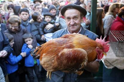 Juan Zabala, de Getxo, sostiene uno de los capones que ha llevado al stand de Santo Tomás.