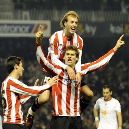 Yeste se sube a hombros de Llorente, tras marcar éste el segundo gol, con Iraola al lado.