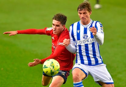 Le Normand y Javi Martinez pugnan por un balón