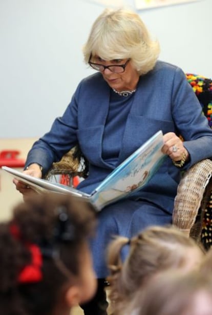 Camilla Parker, la duquesa de Cornualles, mientras lee a un grupo de niños.