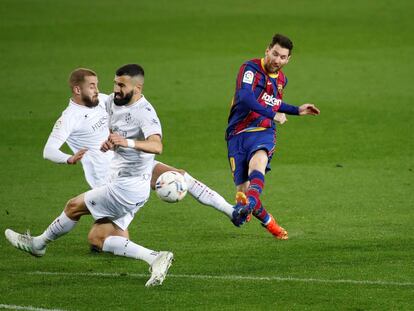 Messi, en la acción de su primer gol al Huesca.